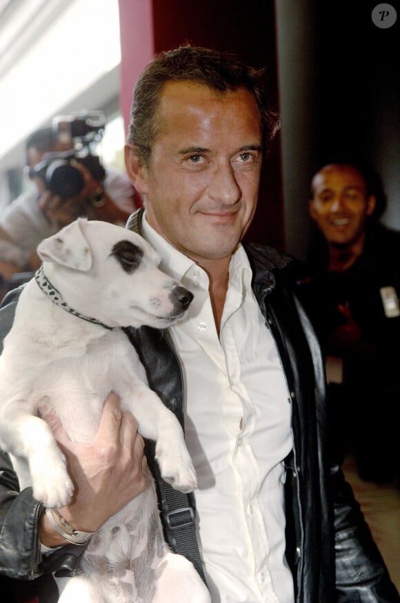 Le présentateur Christophe Dechavanne et son chien Adeck assistent à la conférence de presse annuelle de la chaîne de télévision française TF1 qui s'est tenue à l'Olympia Music Hall à Paris, France, le 29 août 2007. Photo par Giancarlo Gorassini/ABACAPRESS.COM