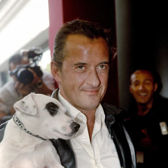 Le présentateur Christophe Dechavanne et son chien Adeck assistent à la conférence de presse annuelle de la chaîne de télévision française TF1 qui s'est tenue à l'Olympia Music Hall à Paris, France, le 29 août 2007. Photo par Giancarlo Gorassini/ABACAPRESS.COM