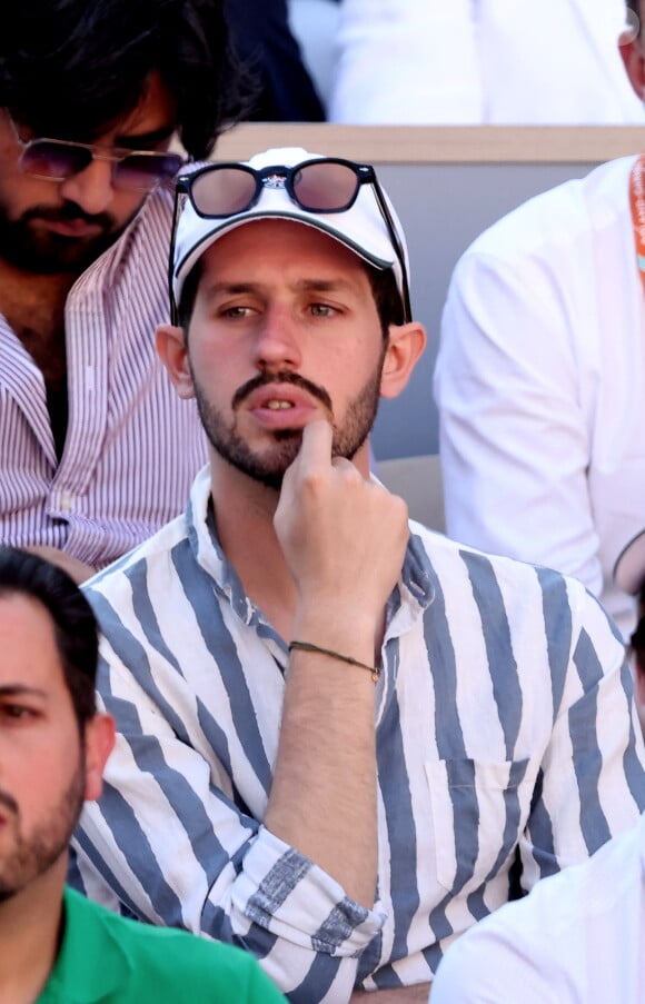 Et de compléter : "Pour incarner Maxime (son rôle dans Meskina ndlr), j'a appris l'arabe phonétiquement".
Victor Belmondo - Célébrités dans les tribunes des Internationaux de France de tennis de Roland Garros 2024 à Paris le 7 juin 2024. © Jacovides-Moreau/Bestimage 