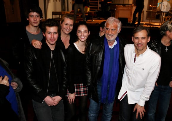 Exclusif - Jean-Paul Belmondo entouré de sa famille, Victor (son petit-fils) et sa mere Luana, Annabelle (sa petite-fille) et son petit-ami (qui est au fond a gauche), et Paul (son fils) - Derniere representation de la piece "Plus vraie que nature" (mise en scene de Raphaelle Cambray) au Theatre de la Renaissance a Paris, apres une tournee triomphale en province, le 8 janvier 2014.