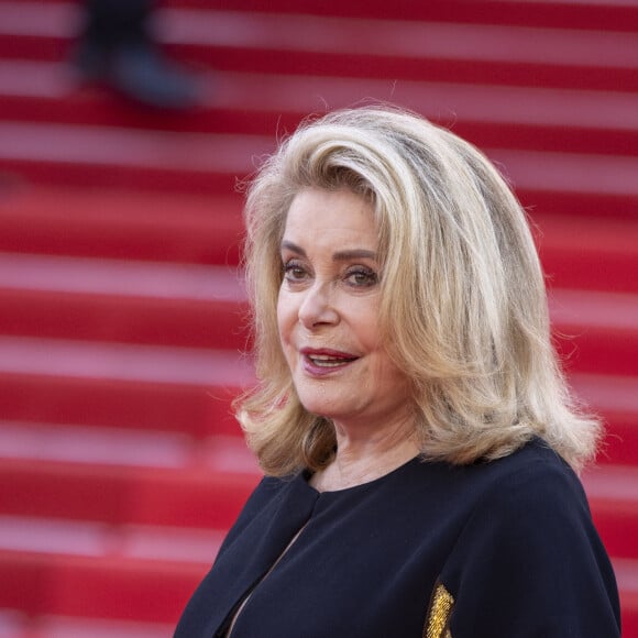 Catherine Deneuve - Montée des marches du film « L’amour ouf » lors du 77ème Festival International du Film de Cannes, au Palais des Festivals à Cannes. Le 23 mai 2024 © Olivier Borde / Bestimage