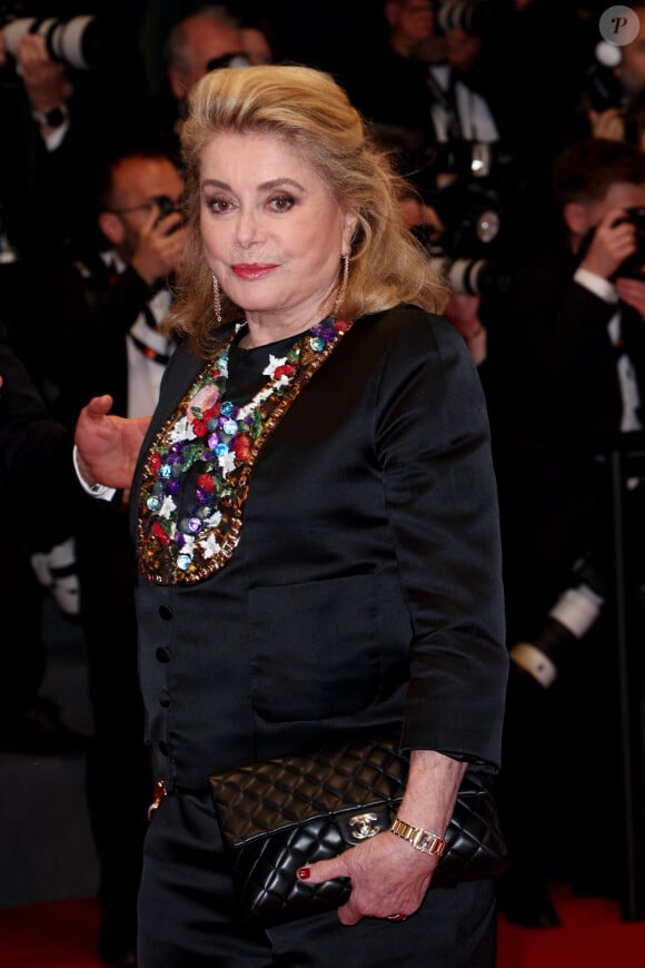 Catherine Deneuve - Descente des marches du film « Marcello Mio » lors du 77ème Festival International du Film de Cannes, au Palais des Festivals à Cannes. Le 21 mai 2024 © Jacovides-Moreau / Bestimage