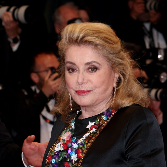 Catherine Deneuve - Descente des marches du film « Marcello Mio » lors du 77ème Festival International du Film de Cannes, au Palais des Festivals à Cannes. Le 21 mai 2024 © Jacovides-Moreau / Bestimage