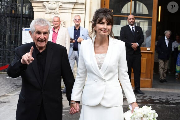 Claude Lelouch et Valérie Perrin - Mariage de Claude Lelouch à la mairie du 18ème à Paris. Le 17 juin 2023