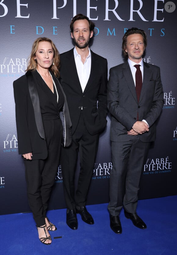 Il y a presque trois mois, des accusations impensables sur l'abbé Pierre ont émergé. 24 femmes l'accusent et l'équipe du film "L'abbé Pierre : une vie de combat"
Emmanuelle Bercot, Benjamin Lavernhe et Frédéric Tellier lors de l'avant-première du film "L'Abbé Pierre - Une vie de combats" au cinéma UGC Normandie à Paris. © Denis Guignebourg / Bestimage 