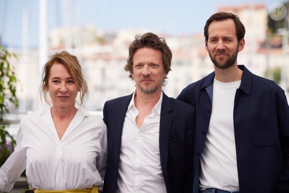 Frédéric Tellier, Emmanuelle Bercot et Benjamin Lavernhe au photocall de "L'Abbé Pierre - Une Vie de Combats" lors du 76ème Festival International du Film de Cannes, le 27 mai 2023. © Moreau/Jacovides/Bestimage 