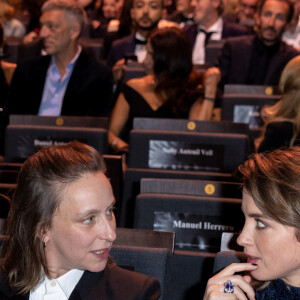 Sa partenaire dans "Portrait d'une jeune fille en feu", Noémie Merlant, s'est adressée à elle
Noémie Merlant (en Louis Vuitton et Cartier - Maquillage Estée Lauder - Coiffure Margaux Rousse Malpat), Céline Sciamma, Adèle Haenel - People dans la salle lors de la 45ème cérémonie des César à la salle Pleyel à Paris le 28 février 2020 © Olivier Borde / Dominique Jacovides / Bestimage