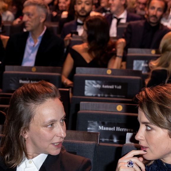 Sa partenaire dans "Portrait d'une jeune fille en feu", Noémie Merlant, s'est adressée à elle
Noémie Merlant (en Louis Vuitton et Cartier - Maquillage Estée Lauder - Coiffure Margaux Rousse Malpat), Céline Sciamma, Adèle Haenel - People dans la salle lors de la 45ème cérémonie des César à la salle Pleyel à Paris le 28 février 2020 © Olivier Borde / Dominique Jacovides / Bestimage