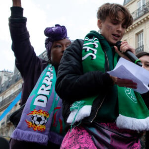 Adèle Haenel et Nadège Beausson-Diagne lors de la manifestation contre les violences sexistes et sexuelles, organisée par le collectif NousToutes, à Paris. Le 19 novembre 2022 © Céline Bonnarde / Bestimage