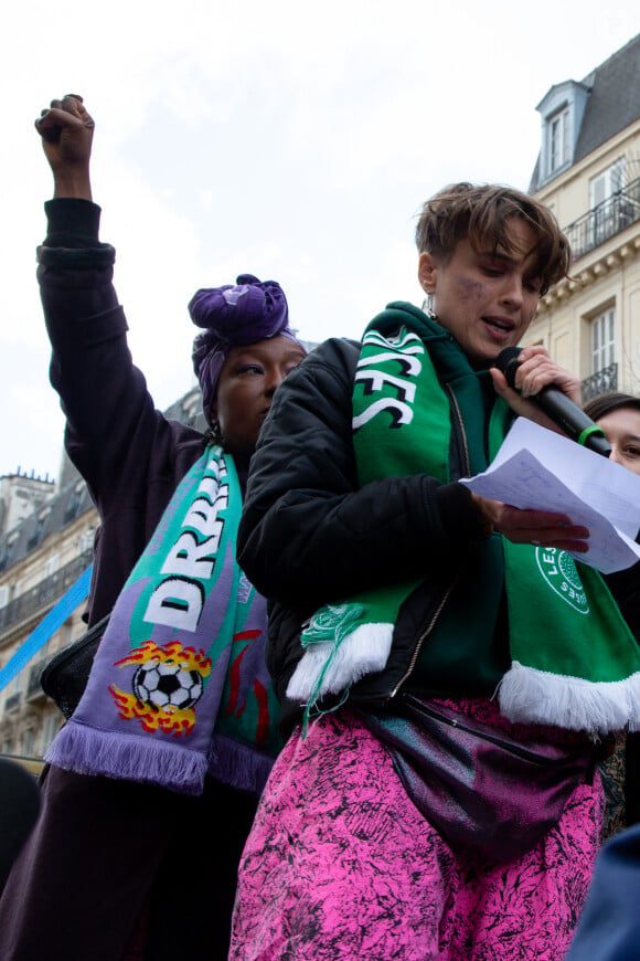 Adèle Haenel et Nadège Beausson-Diagne lors de la manifestation contre les violences sexistes et sexuelles, organisée par le collectif NousToutes, à Paris. Le 19 novembre 2022 © Céline Bonnarde / Bestimage