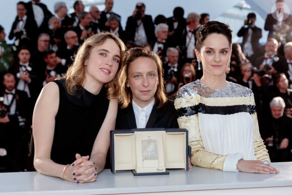 Adèle Haenel, Céline Sciamma (Prix du scénario pour "Portrait de la jeune fille en feu"), Noémie Merlant - Photocall de la remise des palmes lors de la cérémonie de clôture du 72ème Festival International du Film de Cannes. Le 25 mai 2019. © Borde-Jacovides-Moreau / Bestimage