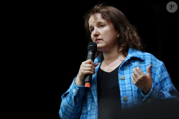 L'humoriste Anne Roumanoff participe à un rassemblement contre l'extrême droite, place de la République à Paris, le 3 juillet 2024, Paris, le 3 juillet 2024 © Stéphane Lemouton / Bestimage 