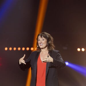 Exclusif - Anne Roumanoff sur scène lors du concert "Leurs voix pour l'espoir" diffusé le 5 juillet en prime sur C8, à l'Olympia à Paris le 11 mars 2024.  © Perusseau / Bellak / Bestimage 