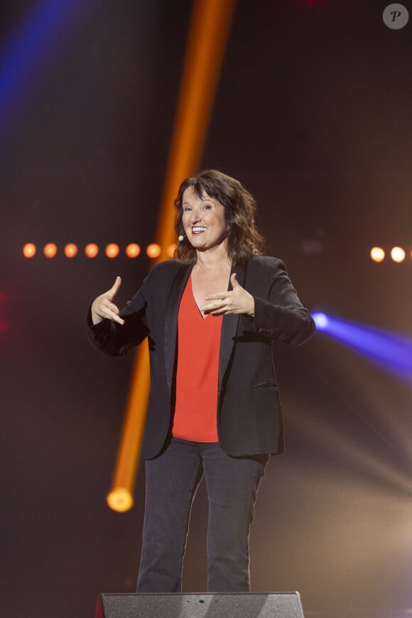 Exclusif - Anne Roumanoff sur scène lors du concert "Leurs voix pour l'espoir" diffusé le 5 juillet en prime sur C8, à l'Olympia à Paris le 11 mars 2024.  © Perusseau / Bellak / Bestimage 