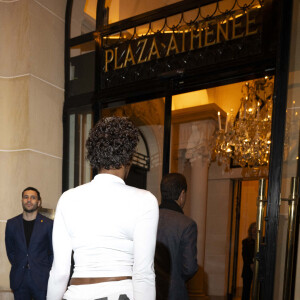 Sur X, ancien Twitter, les internautes ont critiqué son choix de porter un mini short qui mettait en avant son postérieur. 
Aya Nakamura - Arrivées à la soirée de lancement du Whisky de la chanteuse Beyoncé "SirDavis" à l'hôtel Plaza Athénée à Paris le 24 septembre 2024.