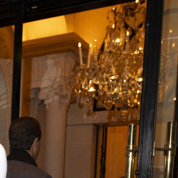 Sur X, ancien Twitter, les internautes ont critiqué son choix de porter un mini short qui mettait en avant son postérieur. 
Aya Nakamura - Arrivées à la soirée de lancement du Whisky de la chanteuse Beyoncé "SirDavis" à l'hôtel Plaza Athénée à Paris le 24 septembre 2024.