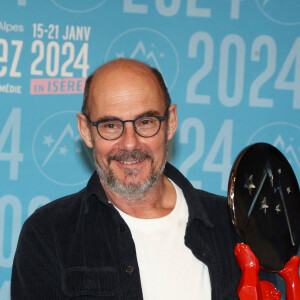Bernard Campan, Prix d'interprétation masculine pour "Et Plus si Affinités" au photocall des lauréats après la cérémonie de clôture du 27ème Festival International du Film de Comédie de l'Alpe d'Huez, France, le 20 janvier 2024. © Dominique Jacovides/Bestimage