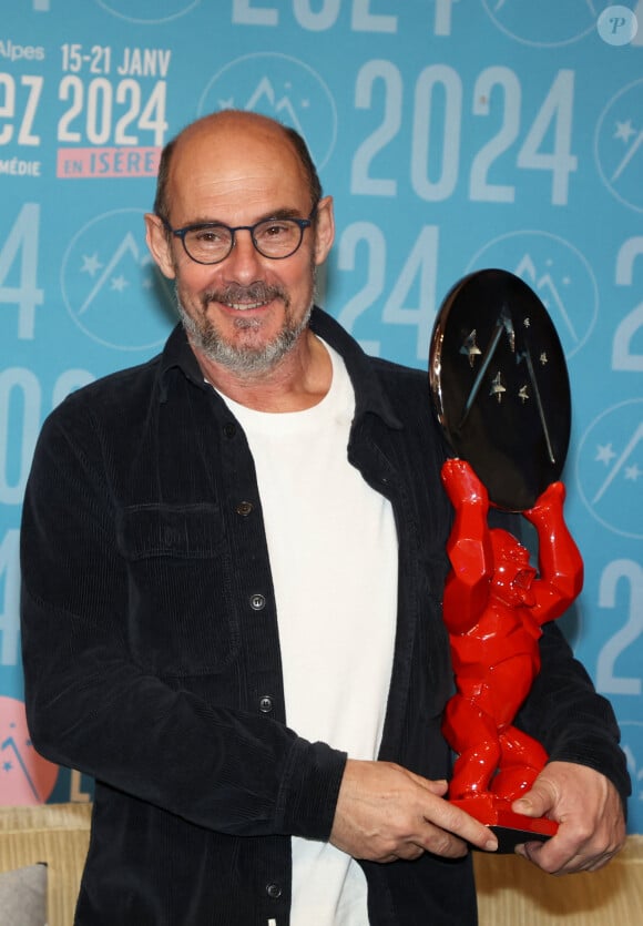 Bernard Campan, Prix d'interprétation masculine pour "Et Plus si Affinités" au photocall des lauréats après la cérémonie de clôture du 27ème Festival International du Film de Comédie de l'Alpe d'Huez, France, le 20 janvier 2024. © Dominique Jacovides/Bestimage