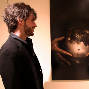 Exclusif - Jean-Louis Aubert au vernissage de l'exposition de son fils Arthur à l'hôtel Majestic à Cannes. Un Aubert peut en cacher un autre, mais pas indéfiniment. Le jour s'est levé sur un autre monde - musical - que celui de Jean-Louis Aubert : celui, d'une force visuelle impressionnante, de son fils Arthur