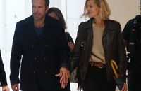 Nicolas Bedos jugé : le cinéaste aperçu main dans la main avec Pauline, son grand soutien au tribunal (PHOTOS)