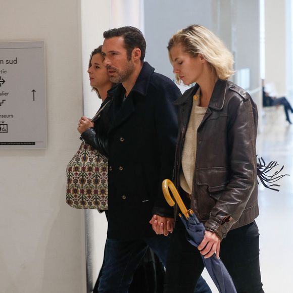 L'acteur de 45 ans accompagné de son avocate, Me Julia Minkowski, a également pu compter sur la présence de sa compagne Pauline Desmonts, comme l'a rapporté l'AFP.
Nicolas Bedos, jugé pour agressions et harcèlement sexuels, arrive avec sa compagne Pauline Desmonts et son avocate, J.Minkowski, au tribunal judiciaire de Paris, le 26 septembre 2024. Les faits reprochés auraient été commis entre 2018 et 2023. © Christophe Clovis / Bestimage 