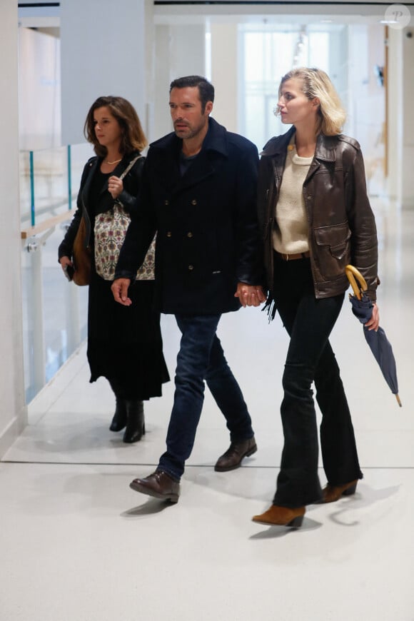 Nicolas Bedos, jugé pour agressions et harcèlement sexuels, arrive avec sa compagne Pauline Desmonts et son avocate, J.Minkowski, au tribunal judiciaire de Paris, le 26 septembre 2024. Les faits reprochés auraient été commis entre 2018 et 2023. © Christophe Clovis / Bestimage 