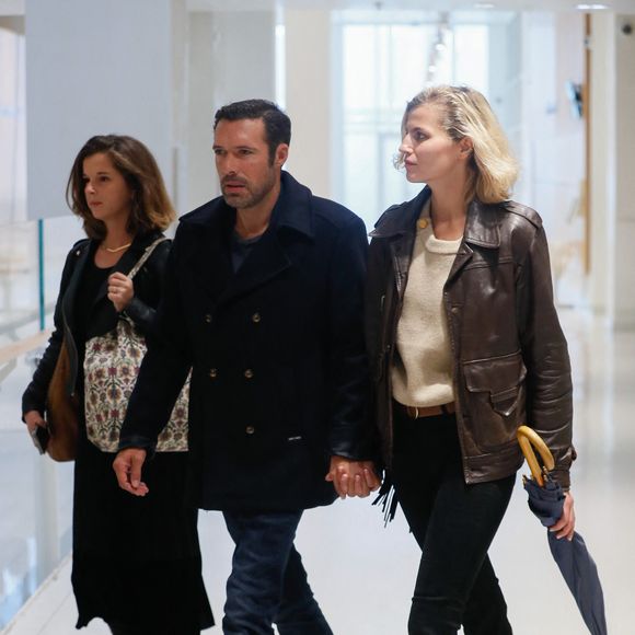 Nicolas Bedos, jugé pour agressions et harcèlement sexuels, arrive avec sa compagne Pauline Desmonts et son avocate, J.Minkowski, au tribunal judiciaire de Paris, le 26 septembre 2024. Les faits reprochés auraient été commis entre 2018 et 2023. © Christophe Clovis / Bestimage 