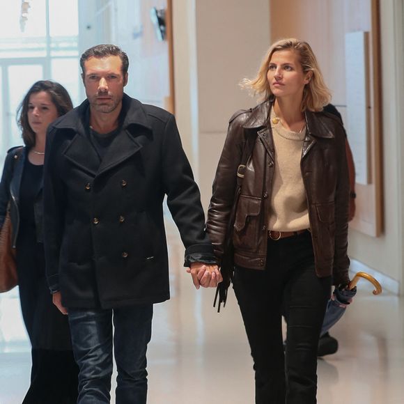 Nicolas Bedos, jugé pour agressions et harcèlement sexuels, arrive avec sa compagne Pauline Desmonts et son avocate, J.Minkowski, au tribunal judiciaire de Paris, le 26 septembre 2024. Les faits reprochés auraient été commis entre 2018 et 2023. © Christophe Clovis / Bestimage 