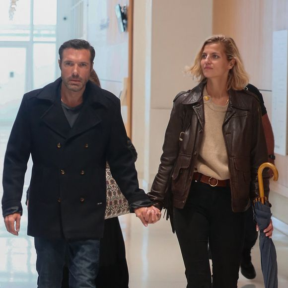 Nicolas Bedos doit s'expliquer devant la justice.
Nicolas Bedos, jugé pour agressions et harcèlement sexuels, arrive avec sa compagne Pauline Desmonts et son avocate, J.Minkowski, au tribunal judiciaire de Paris. . © Christophe Clovis / Bestimage 