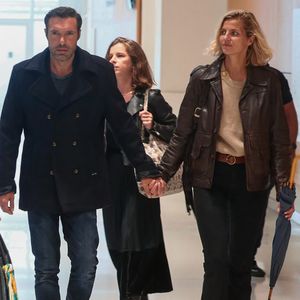 Nicolas Bedos, jugé pour agressions et harcèlement sexuels, arrive avec sa compagne Pauline Desmonts et son avocate, J.Minkowski, au tribunal judiciaire de Paris, le 26 septembre 2024. Les faits reprochés auraient été commis entre 2018 et 2023. © Christophe Clovis / Bestimage 