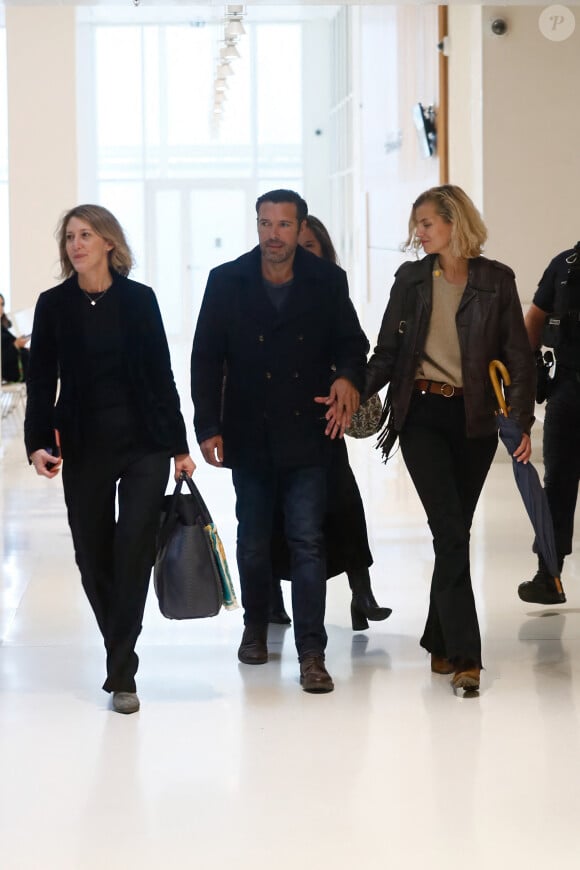 Nicolas Bedos, jugé pour agressions et harcèlement sexuels, arrive avec sa compagne Pauline Desmonts et son avocate, J.Minkowski, au tribunal judiciaire de Paris, le 26 septembre 2024. Les faits reprochés auraient été commis entre 2018 et 2023. © Christophe Clovis / Bestimage 