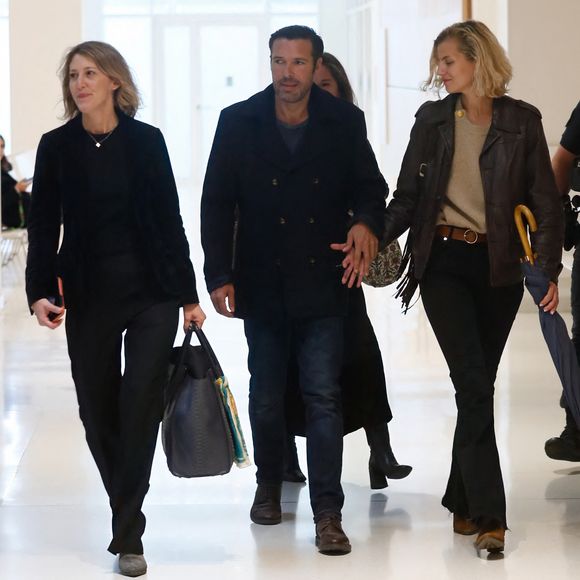 Nicolas Bedos, jugé pour agressions et harcèlement sexuels, arrive avec sa compagne Pauline Desmonts et son avocate, J.Minkowski, au tribunal judiciaire de Paris, le 26 septembre 2024. Les faits reprochés auraient été commis entre 2018 et 2023. © Christophe Clovis / Bestimage 