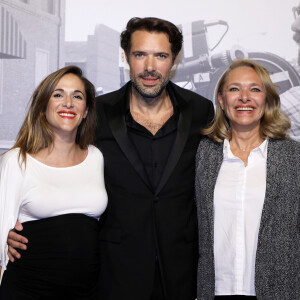 Le célèbre acteur a ensuite été rejoint par sa mère Joëlle Bercot, et sa soeur Victoria Bedos. 
Victoria Bedos, (enceinte) Nicolas Bedos et leur mère Joëlle Bercot - Photocall de la cérémonie d'ouverture à la Halle Tony Garnier du 11ème Festival Lumiere 2019 de Lyon le 12 octobre 2019. © Dominique Jacovides / Bestimage