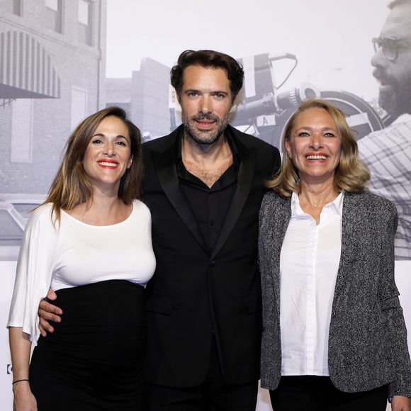 Le célèbre acteur a ensuite été rejoint par sa mère Joëlle Bercot, et sa soeur Victoria Bedos. 
Victoria Bedos, (enceinte) Nicolas Bedos et leur mère Joëlle Bercot - Photocall de la cérémonie d'ouverture à la Halle Tony Garnier du 11ème Festival Lumiere 2019 de Lyon le 12 octobre 2019. © Dominique Jacovides / Bestimage