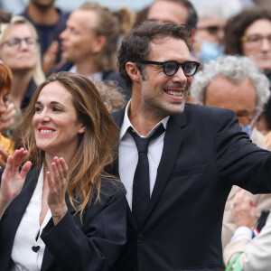 Nicolas Bedos et sa soeur Victoria Bedos - Sorties - Hommage à Guy Bedos en l'église de Saint-Germain-des-Prés à Paris le 4 juin 2020. 