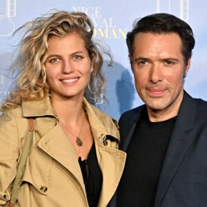 Nicolas Bedos et sa compagne Pauline Desmonts au photocall de la soirée du 8 octobre lors de la 4ème édition du festival Cinéroman à Nice. © Bruno Bebert / Bestimage 