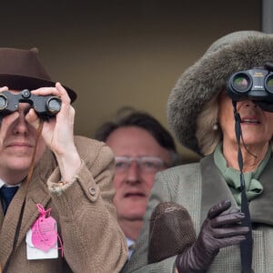 Camilla Parker Bowles, duchesse de Cornouailles, et son fils Tom Parker Bowles - Deuxième jour des courses hippiques au festival de Cheltenham. Le 11 mars 2015 