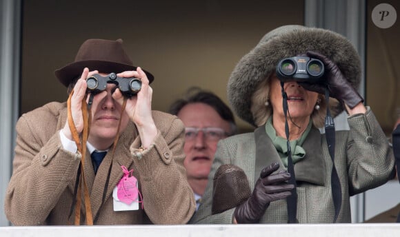 Camilla Parker Bowles, duchesse de Cornouailles, et son fils Tom Parker Bowles - Deuxième jour des courses hippiques au festival de Cheltenham. Le 11 mars 2015 