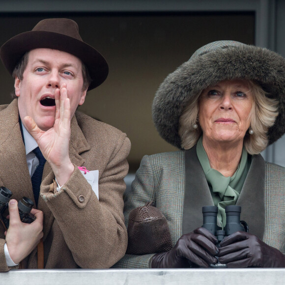 "Elle est solide, ma mère", a assuré Tom Parker Bowles. De quoi rassurer !
Camilla Parker Bowles, duchesse de Cornouailles, et son fils Tom Parker Bowles - Deuxième jour des courses hippiques au festival de Cheltenham. Le 11 mars 2015 