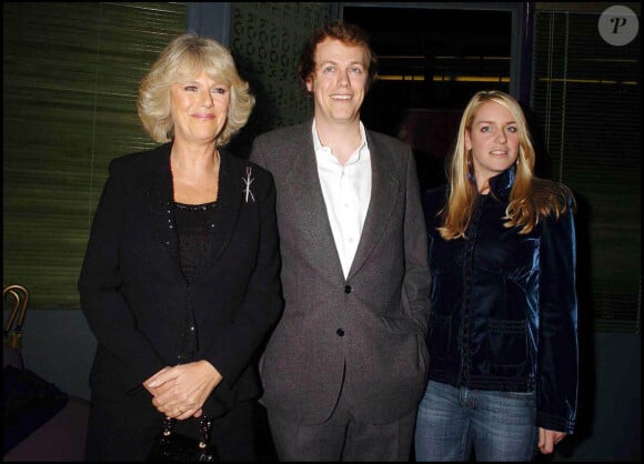 Le 5 septembre 2024, la reine Camilla était aux côtés de son fils Tom, pour le lancement de son nouvel ouvrage de recettes organisé à Londres.
Camilla Parker Bowles, Tom et Laura Parker Bowles à la présentation du livre "E is for eating" au Kensington place restaurant de Londres.