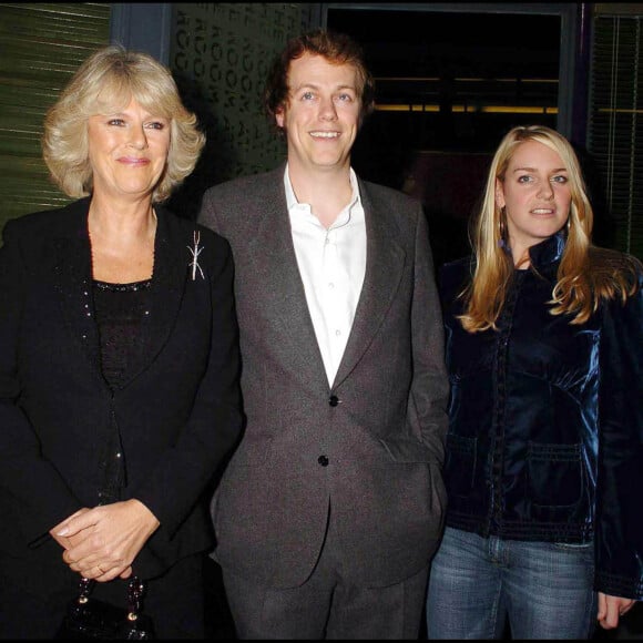 Le 5 septembre 2024, la reine Camilla était aux côtés de son fils Tom, pour le lancement de son nouvel ouvrage de recettes organisé à Londres.
Camilla Parker Bowles, Tom et Laura Parker Bowles à la présentation du livre "E is for eating" au Kensington place restaurant de Londres.