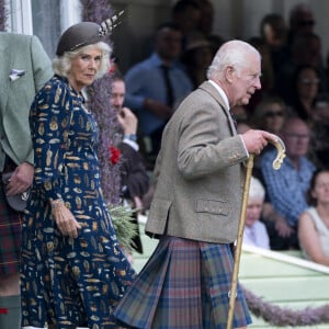 Le roi Charles III d'Angleterre et Camilla Parker Bowles, reine consort d'Angleterre, partagent un fou rire lors du Braemar Gathering 2024, le 7 septembre 2024. © Goff / Bestimage 