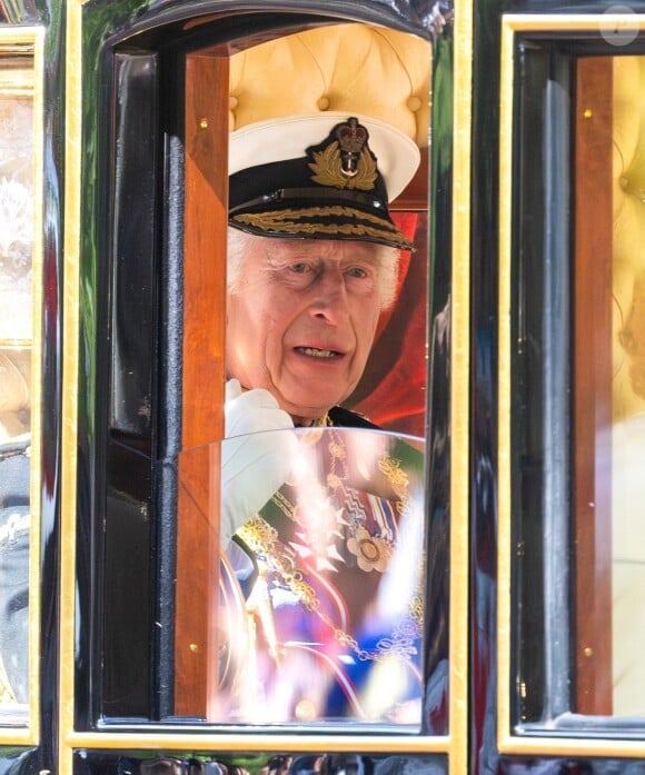 Le roi Charles III d'Angleterre et la reine consort Camilla Parker Bowles à leur départ du palais de Buckingham pour l'ouverture officielle du parlement britannique au palais de Westminster à Londres. Le 17 juillet 2024 