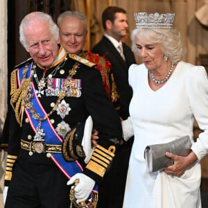 La reine Camilla est l'éternel soutien du roi Charles III ! 
Le roi Charles III d'Angleterre et la reine consort Camilla Parker Bowles lors de l'ouverture officielle du parlement britannique au palais de Westminster à Londres. © Eddie Mulholland / WPA Pool / Bestimage 