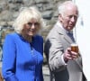 Lorsqu'il s'est retiré de la sphère publique pour se focaliser sur sa santé, Camilla Parker Bowles a honoré grand nombre de ses engagements officiels. 
Le roi Charles III d'Angleterre et la reine Camilla (Camilla Parker Bowles, reine consort d'Angleterre) visitent Guernesey le mardi 16 juillet 2024, Charles déguste une bière appelée Charles Golden Ale © Ian Vogler/MirrorPix/bestimage