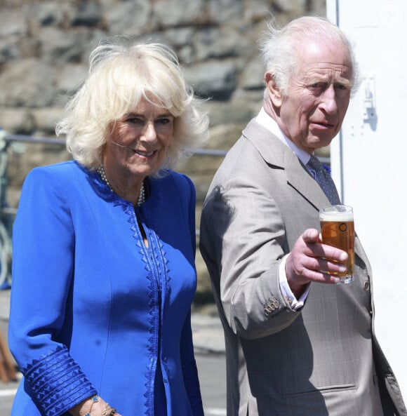 Lorsqu'il s'est retiré de la sphère publique pour se focaliser sur sa santé, Camilla Parker Bowles a honoré grand nombre de ses engagements officiels. 
Le roi Charles III d'Angleterre et la reine Camilla (Camilla Parker Bowles, reine consort d'Angleterre) visitent Guernesey le mardi 16 juillet 2024, Charles déguste une bière appelée Charles Golden Ale © Ian Vogler/MirrorPix/bestimage