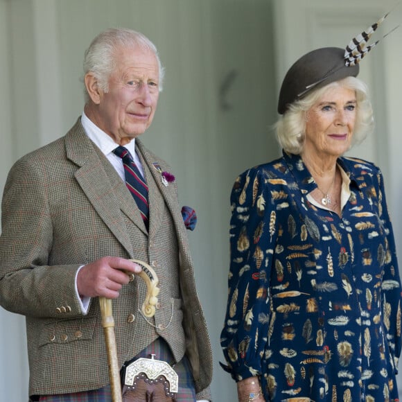 Le roi Charles III d'Angleterre et Camilla Parker Bowles, reine consort d'Angleterre, partagent un fou rire lors du Braemar Gathering 2024, le 7 septembre 2024. © Goff / Bestimage 