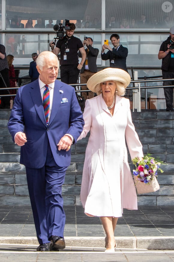 Alors que le monarque continue de se battre contre la maladie, la principale intéressée est sur tous les fronts pour l'épauler au mieux.
11 juillet 2024 : Le roi Charles III et la reine Camilla (Le roi Charles III d'Angleterre et Camilla Parker Bowles, reine consort d'Angleterre) visitent le Senedd à Cardiff pour célébrer les 25 ans du Parlement gallois à Cardiff, Pays de Galles, Royaume-Uni, le 11 juillet 2024. Images de couverture via ZUMA Press/Bestimage