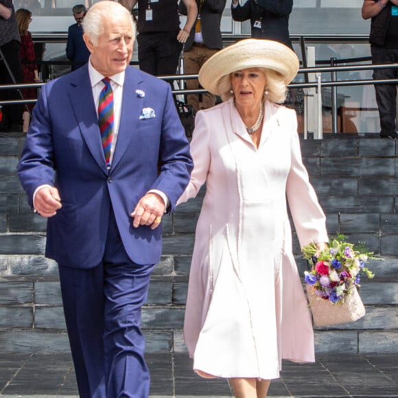 Alors que le monarque continue de se battre contre la maladie, la principale intéressée est sur tous les fronts pour l'épauler au mieux.
11 juillet 2024 : Le roi Charles III et la reine Camilla (Le roi Charles III d'Angleterre et Camilla Parker Bowles, reine consort d'Angleterre) visitent le Senedd à Cardiff pour célébrer les 25 ans du Parlement gallois à Cardiff, Pays de Galles, Royaume-Uni, le 11 juillet 2024. Images de couverture via ZUMA Press/Bestimage