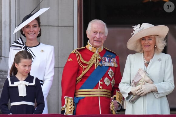 Catherine (Kate) Middleton, princesse de Galles, la princesse Charlotte de Galles, le roi Charles III d'Angleterre et Camilla Parker Bowles, reine consort d'Angleterre - Les membres de la famille royale britannique au balcon du Palais de Buckingham lors de la parade militaire "Trooping the Colour" à Londres, Royaume Uni, le 15 juin 2024. © Julien Burton/Bestimage 